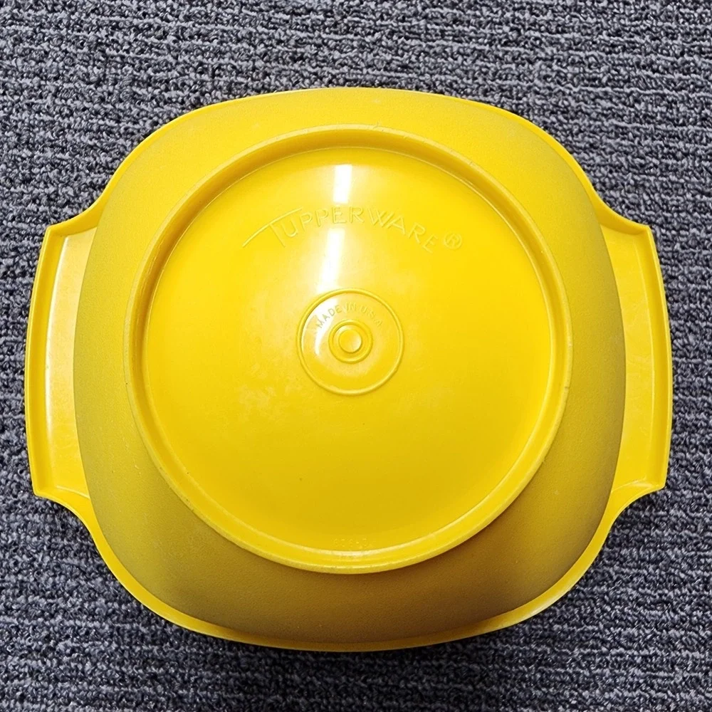 Vintage Tupperware Sunburst Yellow 8-cup Servalier Square Bowl with Lid 1970s